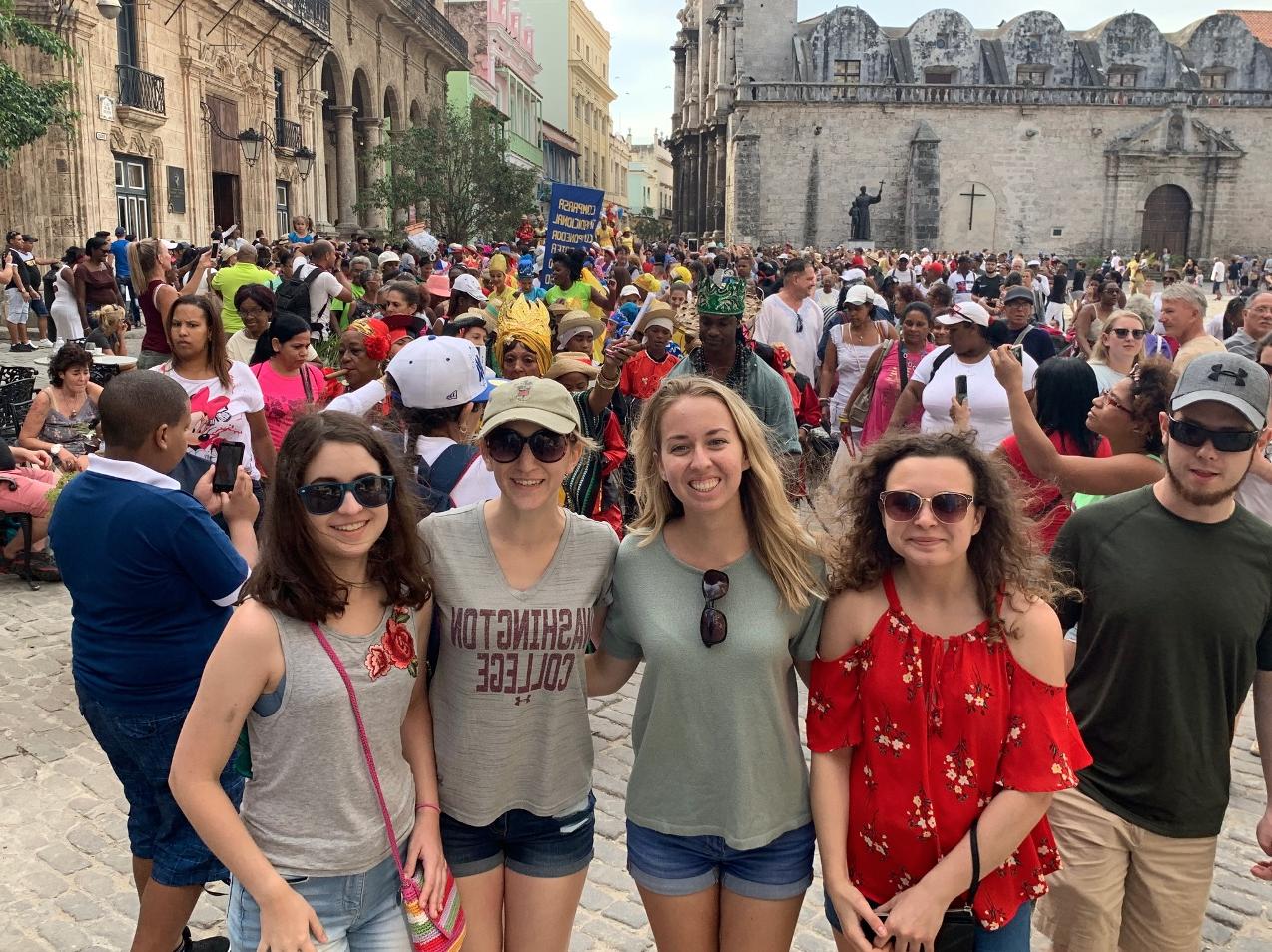 Cuba - Plaza with students